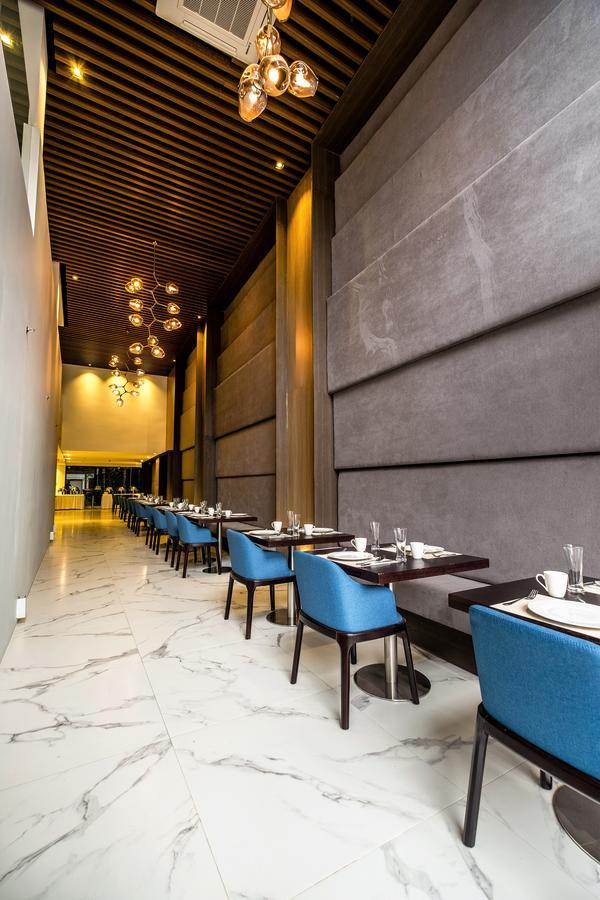 Ramada Encore By Wyndham Makati Makati City Exterior foto